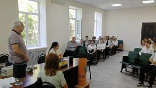 Увидеть научную жизнь вживую, а не в учебнике